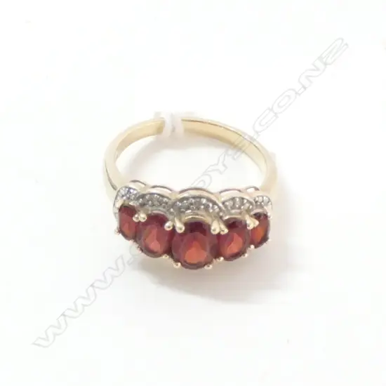 9CT GARNET & DIAMOND 5 STONE RING 3.5GRAMS