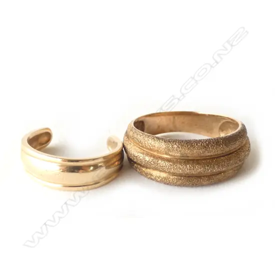 9CT GOLD RING TARNISHED AND 9CT GOLD TOE RING 4.4gm