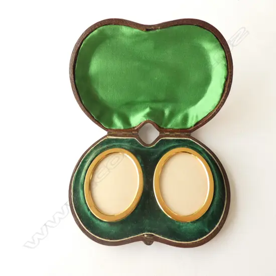 PR C1900 GILT FRAMED MINI PORTRAIT FRAMES IN LEATHER CASE