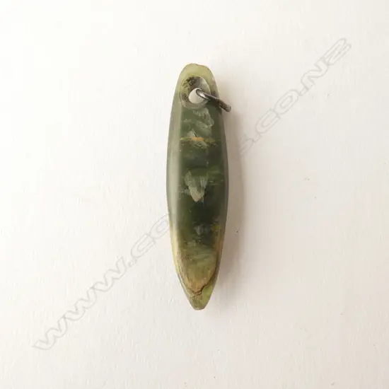 A BOWENITE CARVED PENDANT L.55mm