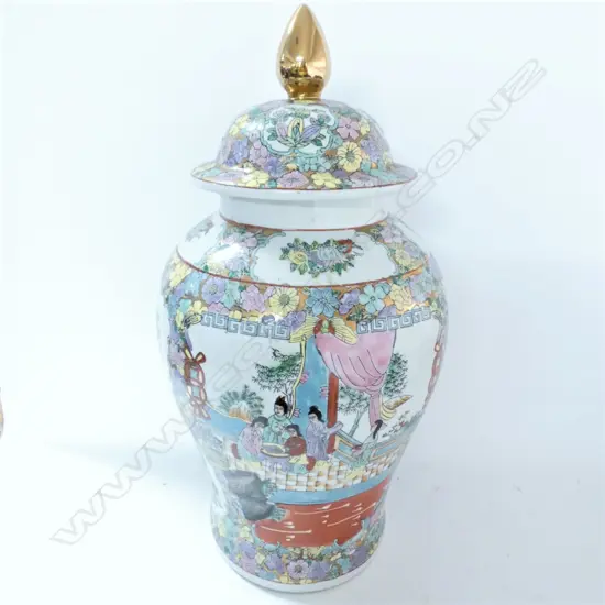 LGE 20THC CHINESE FAMILLE ROSE LIDDED URN H.530mm