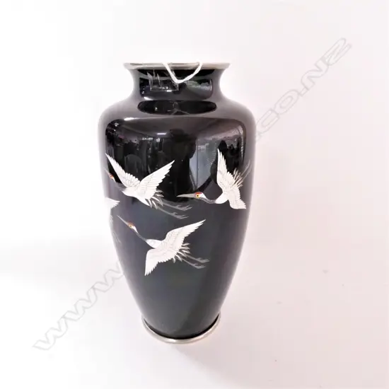CLOISONNE VASE, BLACK ENAMEL WITH CRANE BIRDS, H. 220MM