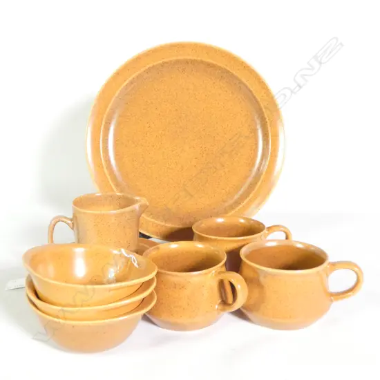 CROWN LYNN 11 PIECE STONEWARE SET 