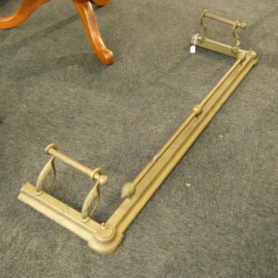 VICTORIAN BRASS FENDER, L. 1350MM,  D.370MM