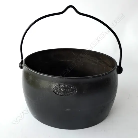 LARGE PUCK & CO CAST IRON OVAL POT W. 355MM