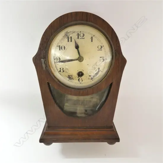 WOODEN MANTLE CLOCK, INCLUDING KEY H. 260MM