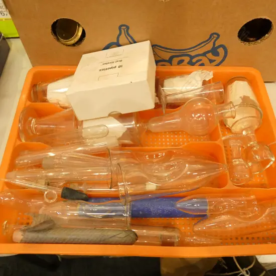 TRAY OF LAB GLASSWARE & MEASURING BEAKERS, ETC