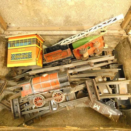 SUITCASE OF VINTAGE HORNBY TRAINS