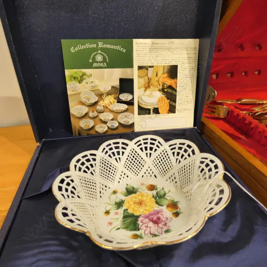 ROMANIAN PORCELAIN PIERCED BOWL, BOXED. W. 160MM