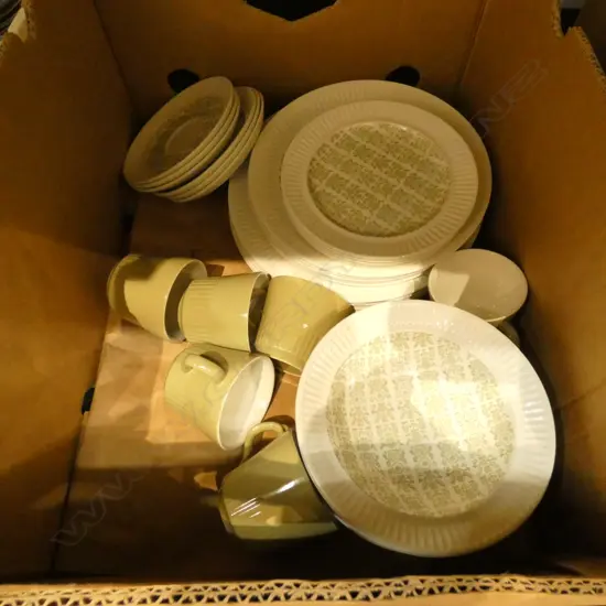 BOX CROWN LYNN KISMET, 33 PIECES