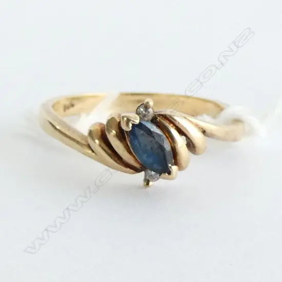 Vintage 9ct sapphire & 2 small diamond ring