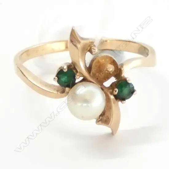 9CT PEARL & GREEN STONE RING 2.19gm 1 PEARL MISSING