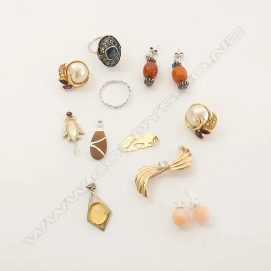 ASSORTED GOLD & SILVER JEWELLERY