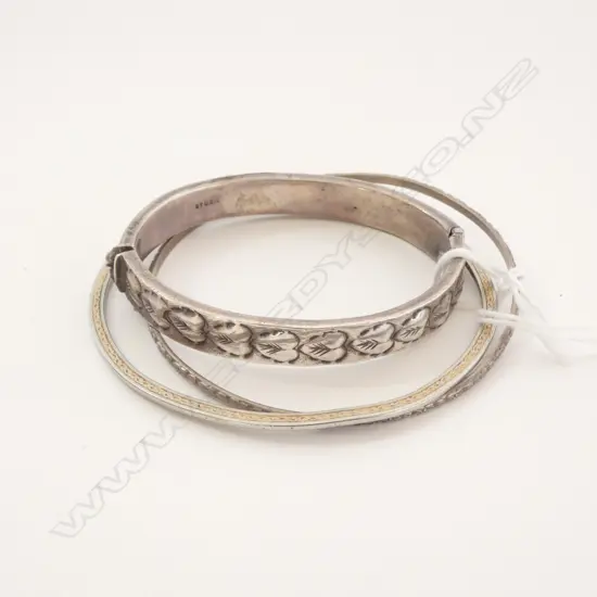3 VINTAGE SILVER BANGLES. 1 HINGED. CLASP NEEDS ALIGNING 