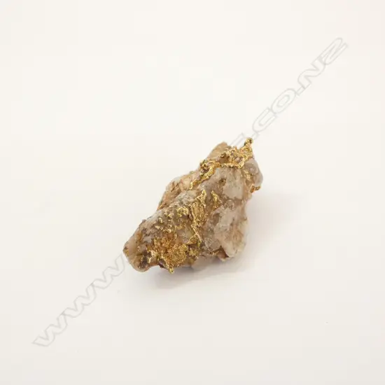 Quartz rock with gold clearly visible, 6.7 gms