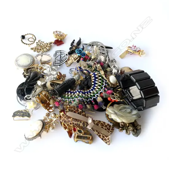 BOX OF VINTAGE COSTUME BROOCHES ETC