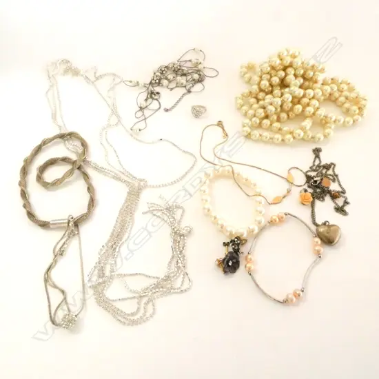 BAG COLLECTABLE ITEMS, MEDALS, BUTTONS PRAYER RUG, ETC.