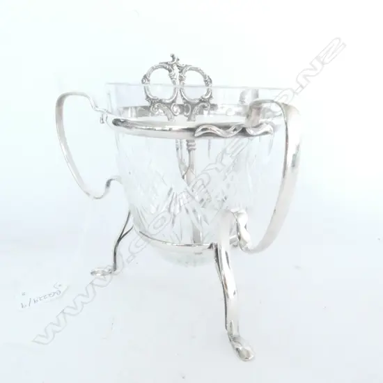 EP & CUT GLASS CENTREPIECE VASE H. 150MM + GRAPE SCISSORS