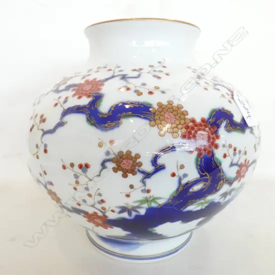 QUALITY JAPANESE ARITA PORCELAIN VASE