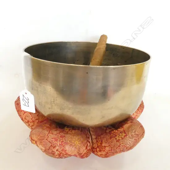 OLD ORIENTAL BRONZE SINGING BOWL ON CUSHION + HAMMER