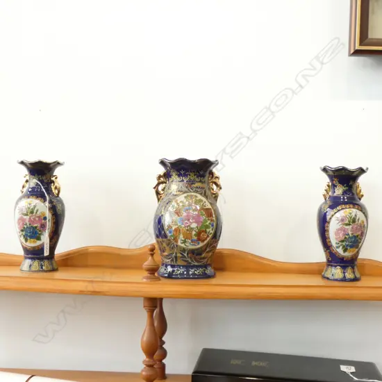 3 JAPANESE BLUE VASES H. 205MM