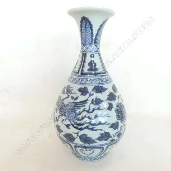 B/W CHINESE YU HU CHUN PING VASE MING COPY H. 280MM