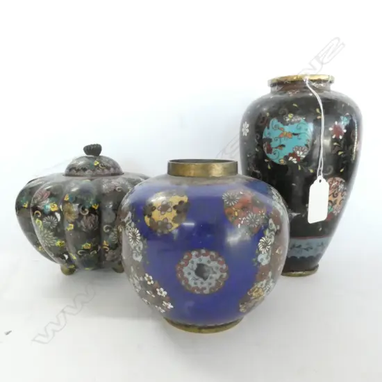 CLOISONNE GINGER JAR (NO LID), SCALLOPED JAR WITH LID & VASE, H. 195MM, SOME DAMAGE