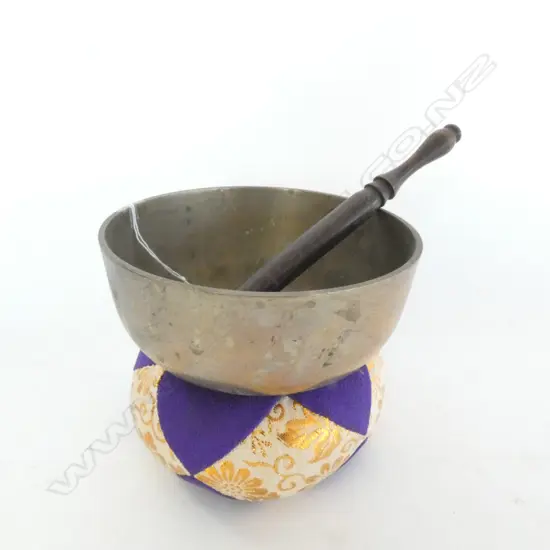 OLD JAPANESE SINGING BOWL ON SMALL CUSHION WITH HAMMER 