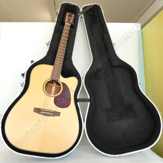 CORT ACCOUSTIC GUITAR + ROAD CASE L. 1120MM