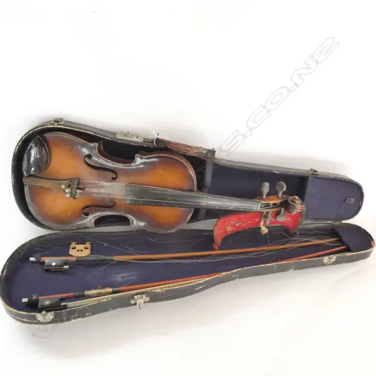 VINTAGE VIOLIN IN CASE WITH 2 BOWS