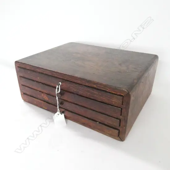 SMALL OAK 4 DRAWER COLLECTORS CABINET W 290 MM