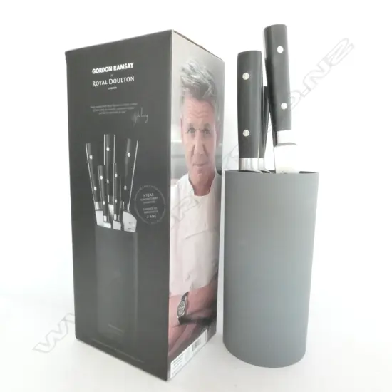 GORDON RAMSAY ROYAL DOULTON SET 5 KNIVES IN HOLDER