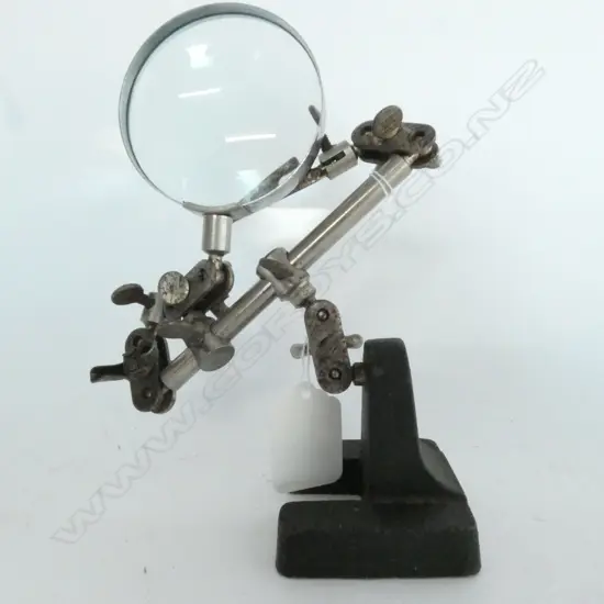 MAGNIFIER ON STAND