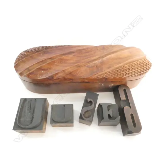 SMALL CARVED WOOD BOX L. 195MM & 5 LETTER PRINTING STAMPS, U X 2, S, F, G