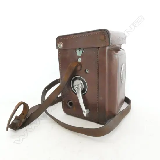 A VINTAGE ROLLEIFLEX F-75 MM 120 FORMAT CAMERA AND CASE