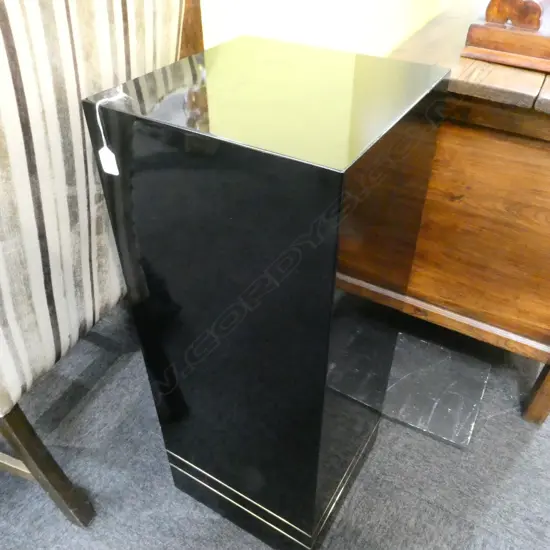 BLACK PLINTH