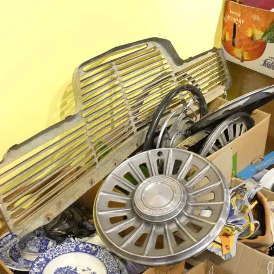 COLLECTION OF CAR PARTS; ZEPHYR, FORD, PONTIAC, RADIATOR GRILLE E ETC