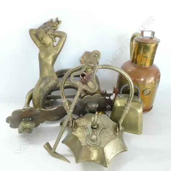 BOX INTERESTING BRASS & COPPER ITEMS; DOOR KNOCKER, MERMAID, COW BELL