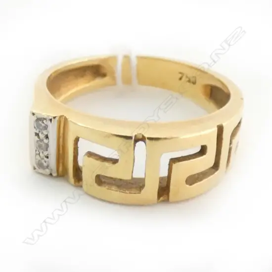 18CT GOLD AND DIAMOND GREEK KEY BAND 5.44gm