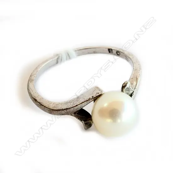 STERLING SILVER & PEARL RING,