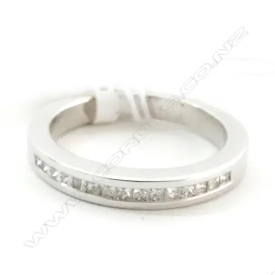 18CT WHITE GOLD PRINCESS CUT DIAMOND BAND (TDW 0.25CT)