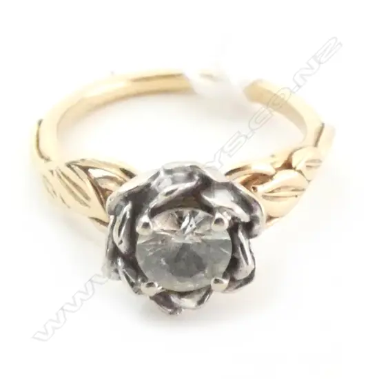 9CT GOLD AND CZ RING 