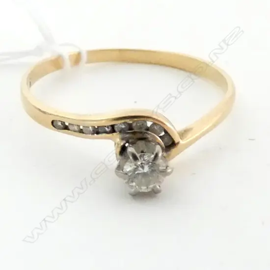 9CT GOLD SOLITAIRE DIAMOND RING