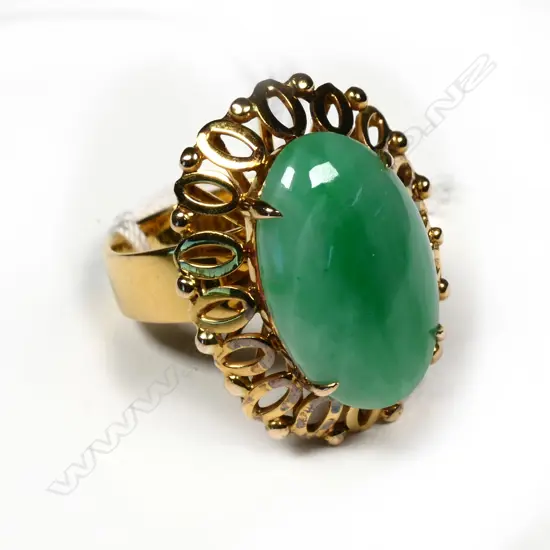 VINTAGE JADEITE RING SET IN 18CT GOLD 7.59gms