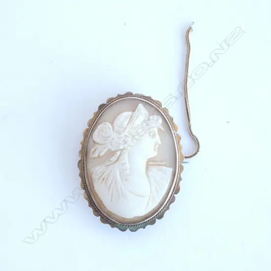 LARGE CAMEO BROOCH, 9CT GOLD FRAME & CHAIN. L. 48MM