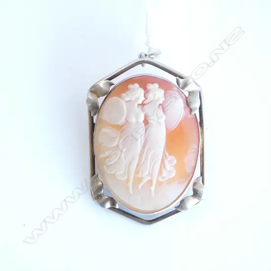 SILVER FRAMED VINTAGE 2 GRACES CAMEO BROOCH