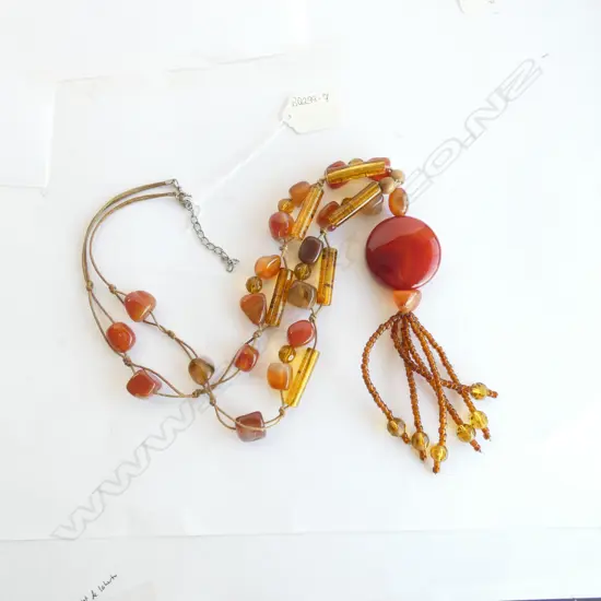 AGATE AND GLASS NECKLACE
