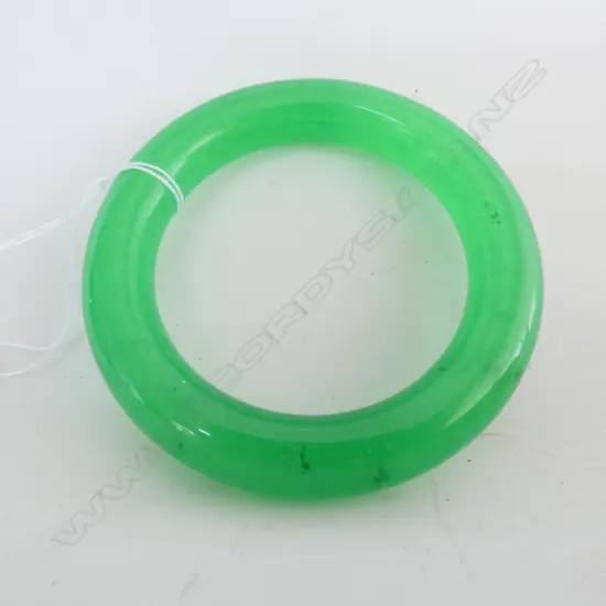 JADE VIBRANT GREEN BANGLE