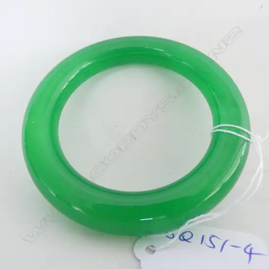 JADE VIBRANT GREEN BANGLE