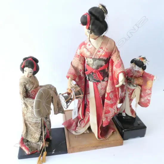 3 JAPANESE GEISHA DOLLS H. 440MM